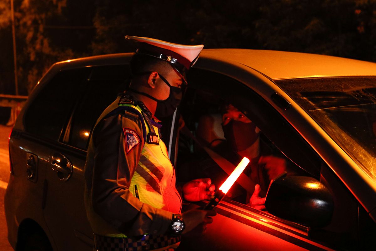 Petugas melakukan pemeriksaan pada H-1 Lebaran di check point penyekatan pertama di ruas tol Jakarta - Cikampek Km 31, Kabupaten Bekasi, Jawa Barat, Sabtu (23/5/2020). Larangan diberlakukan pemerintah untuk mencegah penyebaran Covid-19 melalui Operasi Ketupat 2020. Kendaraan pribadi baik motor atau mobil dan kendaraan umum berpenumpang dilarang keluar dari wilayah Jabodetabek.