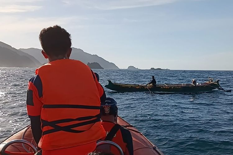 Proses pencarian Dokter Wisnu, dokter RSUD Praya yang hilang di laut usai perahu yang ditumpanginya terbalik di perairan Pantai Lancing, Lombok Tengah, NTB.