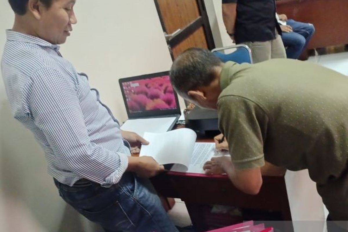 Tersangka DR, Aparatur Sipil Negara di Kecamatan Pasirkuda, Cianjur, Jawa Barat, saat menjalani pemeriksaan di Polres Cianjur, Jumat (25/10/2024).