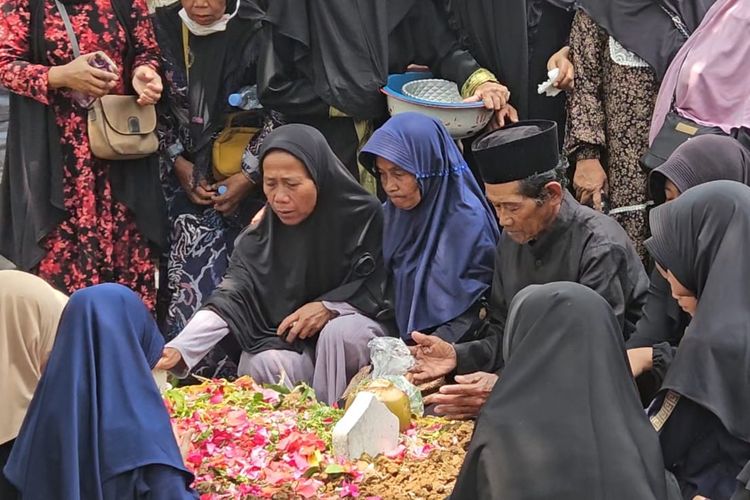 Jenazah Kakak-Adik  Korban KM Virgo Transport 8 Dimakamkan Berdampingan di Kare-Madiun