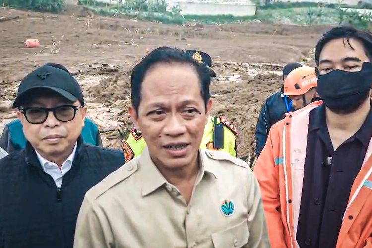 Menteri Lingkungan Hidup Hanif Faisol Nurofiq meninjau lahan kritis di lokasi longsor Cisarua, Kabupaten Bandung Barat (KBB), Jawa Barat, Minggu (25/1/2026). Hanif menilai dataran tinggi lebih aman dijadikan hutan daripada palawija untuk mencegah risiko longsor.
