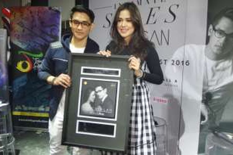 Afgan Syahreza dan Raisa Andriana menerima penghargaan triple platinum dari Asosiasi Industri Rekaman Indonesia (ASIRI) untuk lagu mereka yang berjudul Percayalah, di Empirica, Jakarta Selatan, Rabu (31/8/2016) malam.