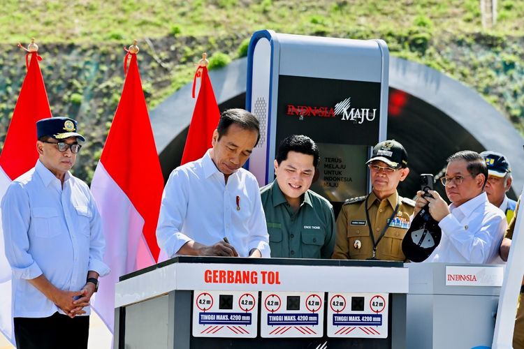 Presiden Republik Indonesia (RI) Joko Widodo (Jokowi) meresmikan Jalan Tol Cileunyi-Sumedang-Dawuan (Cisumdawu), Jawa Barat (Jabar), Selasa (11/7/2023).