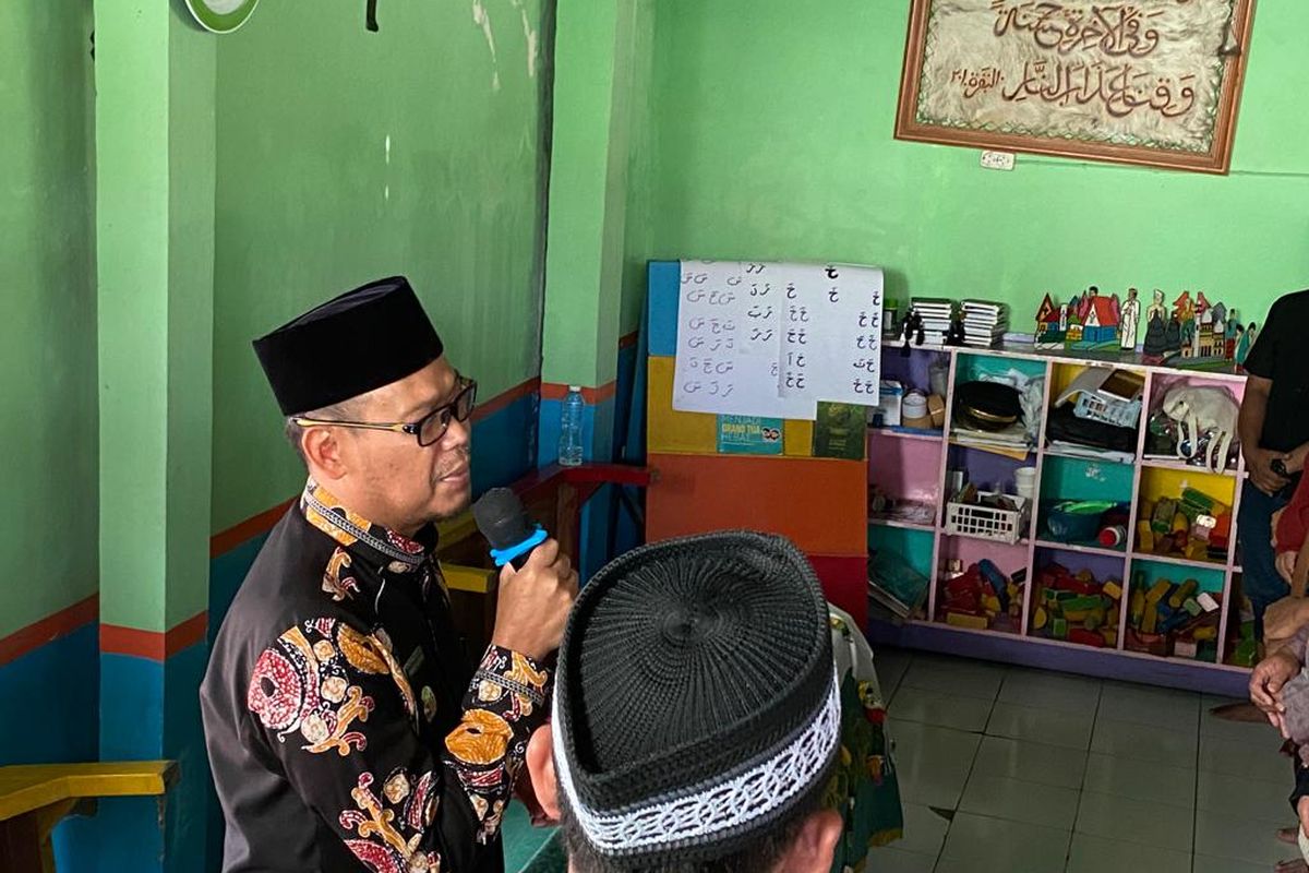 Wakil Wali Kota Depok, Imam Budi Hartono menyalatkan Muh Adnan Efendi yang menjadi korban meningg dunia robohnya tembok MTsN 19 Jakarta Selatan. 