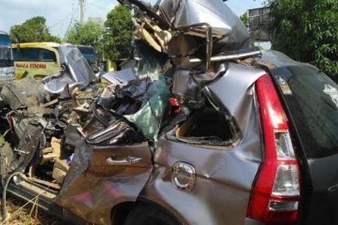 Mobil Tabrak Truk dan Median Jalan Tol Pejagan-Brebes, Dua Orang Tewas