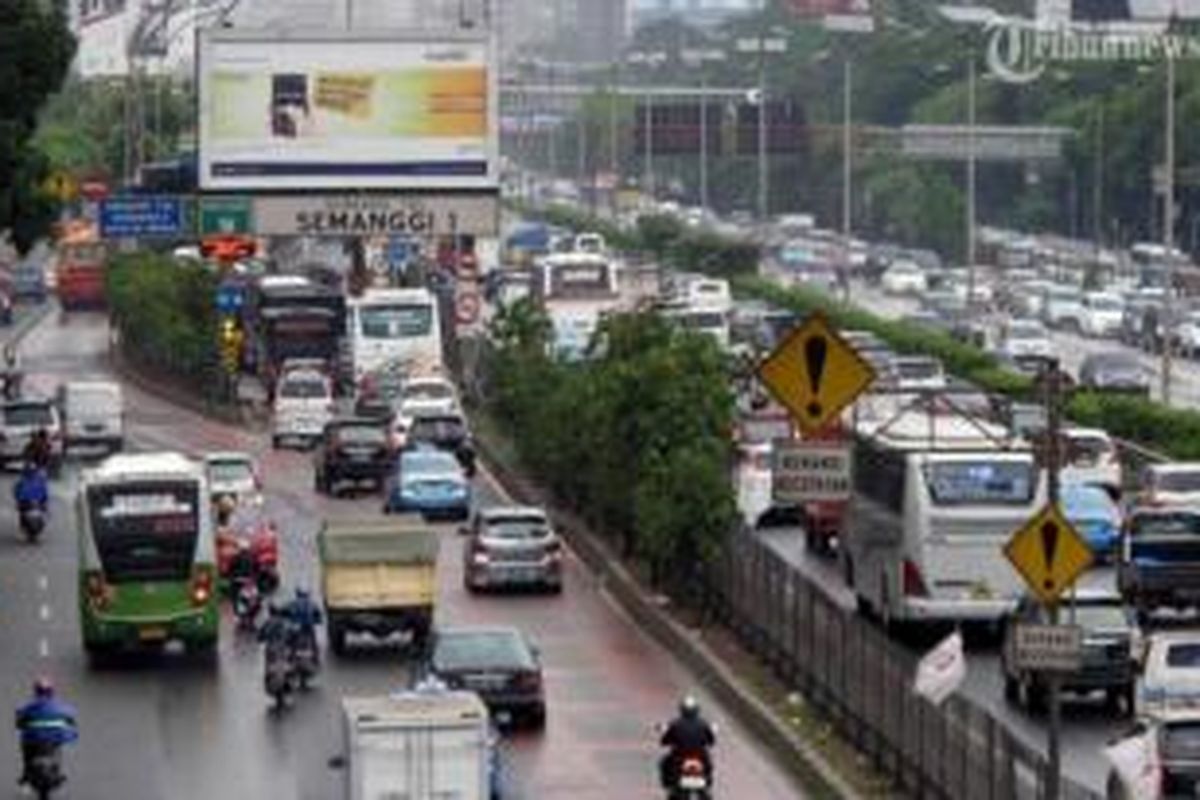 Kendaraan memasuki Pintu masuk Tol Semanggi I di Jalan Gatot Subroto, Jakarta Selatan.