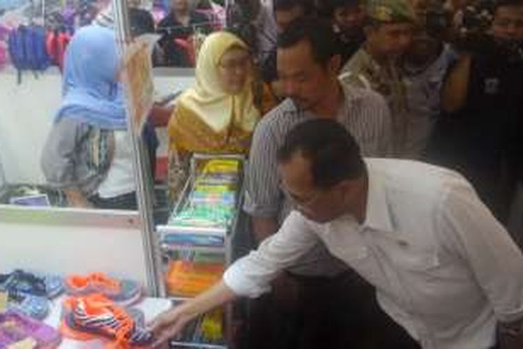 Menteri Perhubungan Budi Karya saat melakukan peninjauan di Terminal Pulogebang, Jakarta Timur, Rabu (28/12/2016)