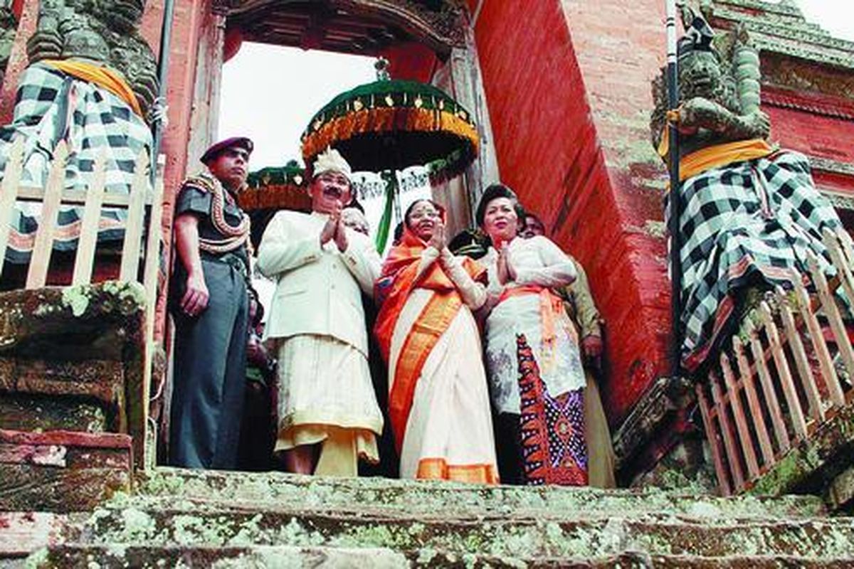 Presiden India Pratibha Patil didampingi Bupati Badung Anak Agung Gde Agung dan istri memberi salam seusai bersembahyang di Pura Taman Ayun di Desa Mengwi, Badung, Bali, Sabtu (29/11). Patil datang ke Bali dalam rangkaian kunjungan kenegaraannya ke Indonesia yang bertujuan untuk meningkatkan hubungan kerja sama kedua negara. 