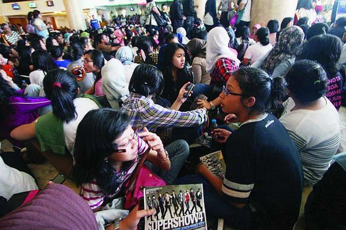 Penduduk berusia  10-24 tahun di Indonesia berjumlah 28 persen dari populasi. Mereka menghadapi hambatan kultural dalam mengakses  pelayanan terkait hak-hak kesehatan reproduksi dan seksual.