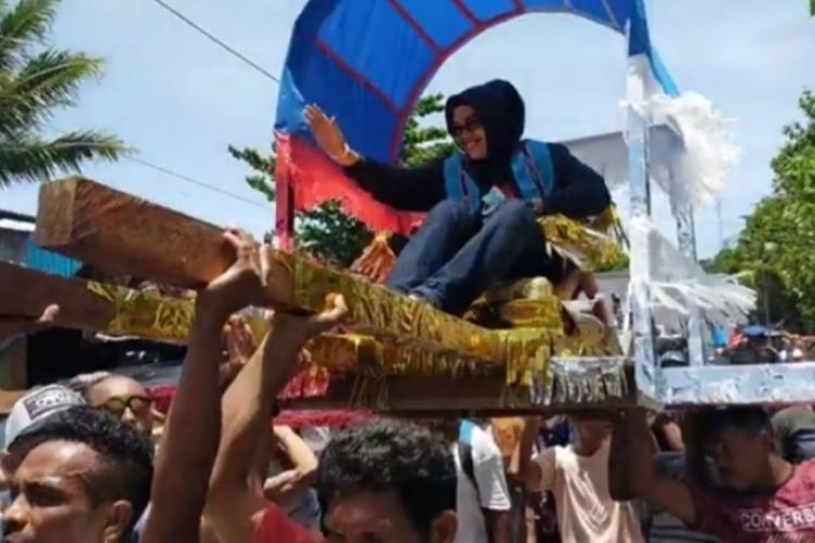 Calon Bupati Kabupaten Buru Selatan, Maluku Safitri Malik Soulissa ditandu warga saat berkampanye di Kecamatan Leksula, Minggu (11/10/2020)