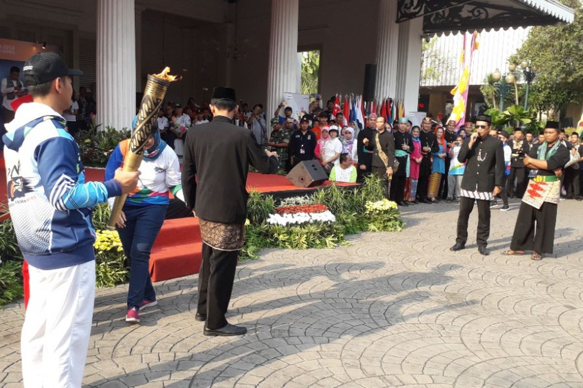 Kesenian palang pintu khas Betawi menyambut kedatangan obor Asian Para Games 2018 di Balaikota DKI Jakarta, Minggu (30/9/2018).