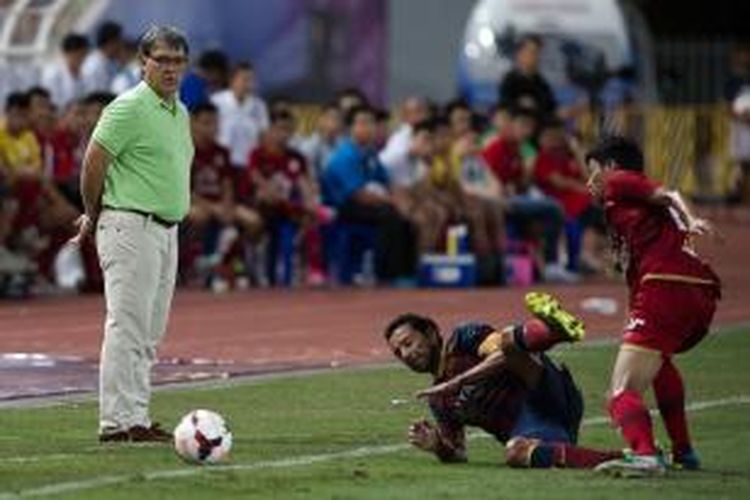 Pelatih Barcelona, Gerardo Martino, menyaksikan permainan anak asuhnya saat melawan Thailand XI di Stadion Rajamangala, Rabu (7/8/2013) malam. 