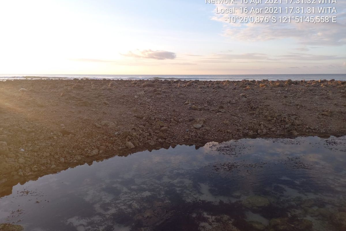 Gundukan pasir dan batu karang yang mirip pulau di Kabupaten Sabu Raijua NTT