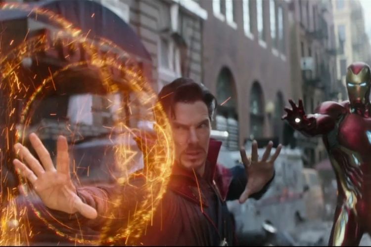 Benedict Cumberbatch (Doctor Strange) dan Robert Downey Jr (Iron Man) dalam film Avengers: Infinity War yang diproduksi oleh Marvel Studios.