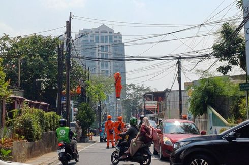 Kabel Utilitas di Jalan Terogong Raya Cilandak Dirapikan, Arus Lalu Lintas Tersendat