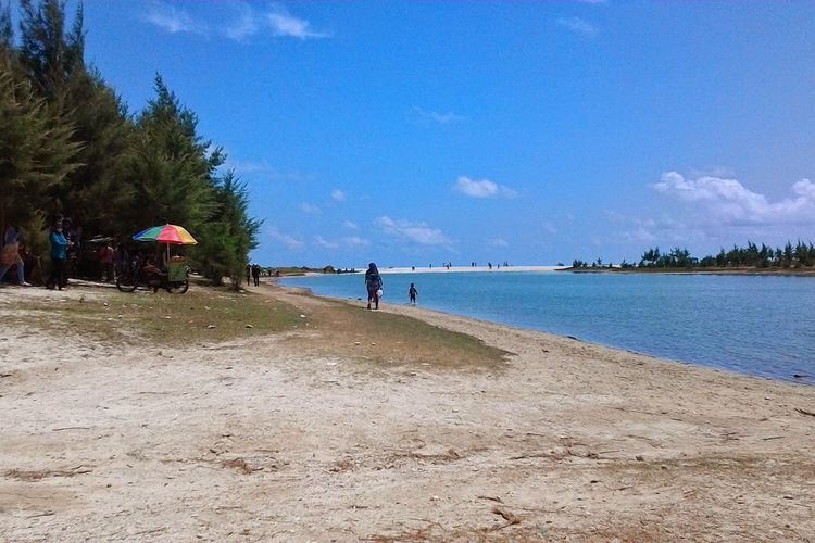 Pantai Pasir Putih atau Pantai Remen di Tuban