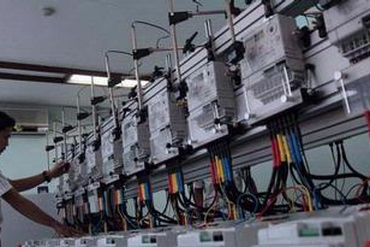 Petugas melakukan uji peralatan KWh meter di PLN Puslitbang Ketenagalistrikan di Kawasan Duren Tiga, Jakarta Selatan, Kamis (9/8/2012).  