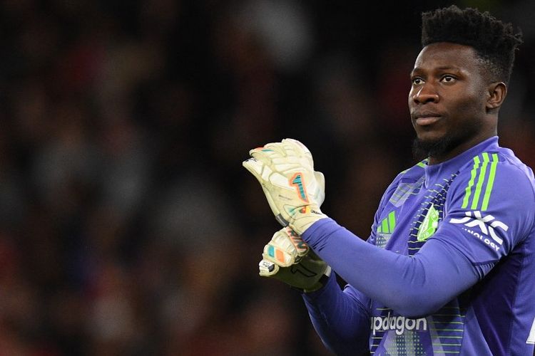 Kiper Andre Onana kembali ke gawang Manchester United pada laga perempat final Liga Eropa UEFA, leg kedua antara Manchester United dan Lyon di stadion Old Trafford di Manchester, Inggris barat laut, pada 17 April 2025.