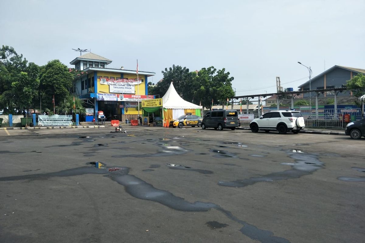 Suasana Terminal Tanjung Priok Jakarta Utara, kosong pada hari pertama penutupan operasional Bus AKAP, Kamis (6/5/2021).