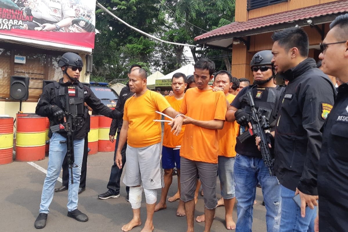 Delapan tersangka kasus penyekapan direktur di Jakarta Barat saat konferensi pers di Polres Jakarta Barat, Senin (28/10/2019) 