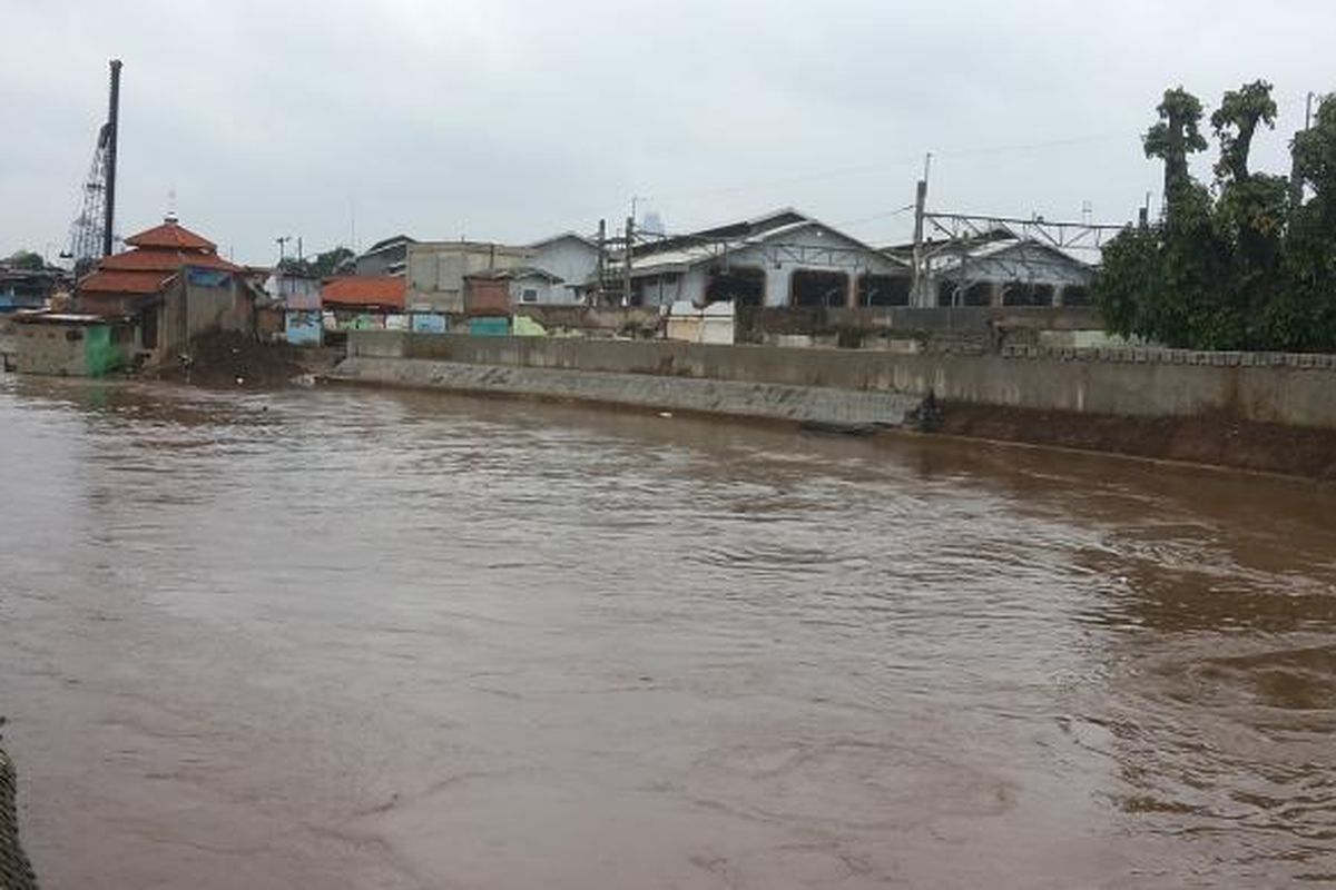 Kondisi aliran Ciliwung yang mengalir di kawasan Kampung Pulo, Kampung Melayu, Jatinegara, Jakarta Timur, Senin (13/2/2017) pagi.