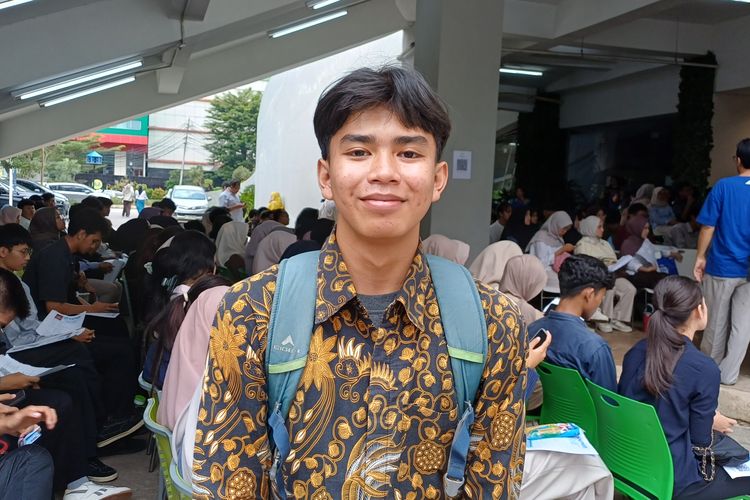 Peserta UTBK-SNBT 2026, Fathan Haidar yang hendak ujian sesi 2 di UNJ, Jakarta Timur, Kamis (23/4/2026).