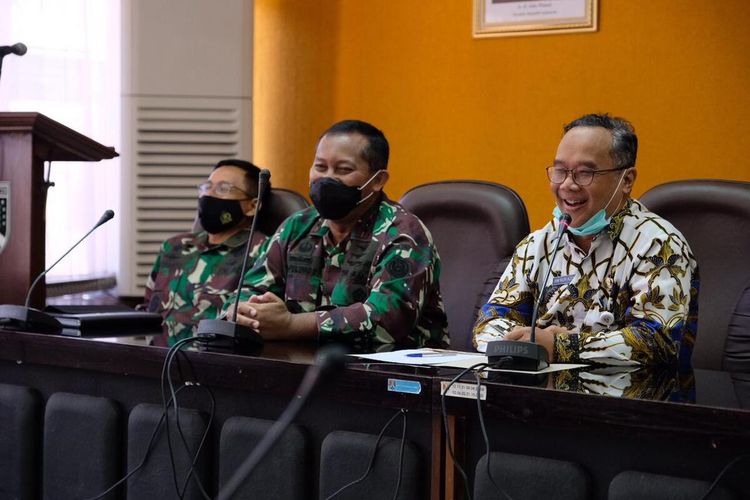 Wali Kota Magelang dr Muchamad Nur Aziz (kiri) dan Wakil Komandan Jenderal (Wadanjen) Akademi TNI Marsekal Muda TNI Sri Pulung Dwatmatsu, di ruang sidang lantai 2 kantor Wali Kota Magelang, Kamis (22/4/2021).