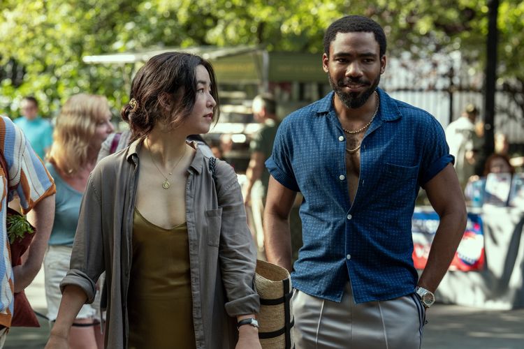 Potongan adegan serial Mr. & Mrs. Smith yang dibintangi Maya Erskine dan Donald Glover.