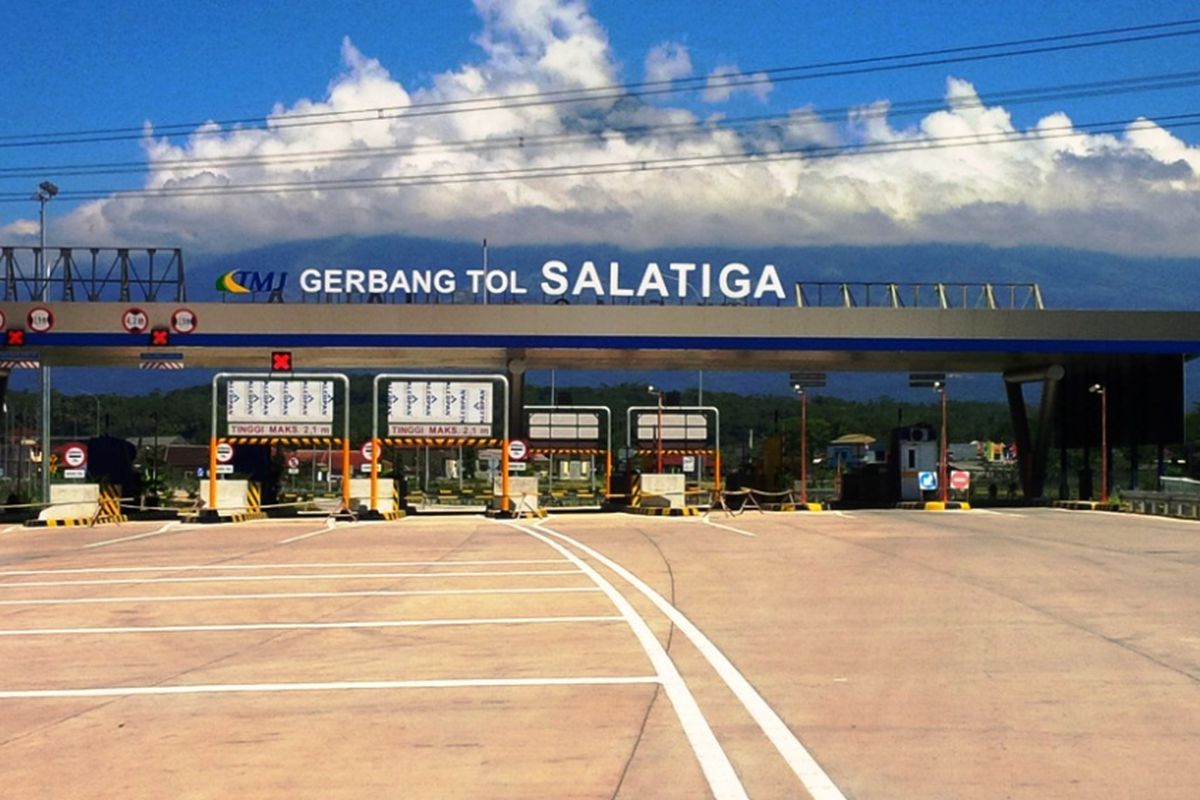 Gerbang tol Salatiga di ujung ruas tol Bawen-Salatiga dengan pemandangan awan menutupi Gunung Merbabu di Jawa Tengah, Senin (5/6/2017).