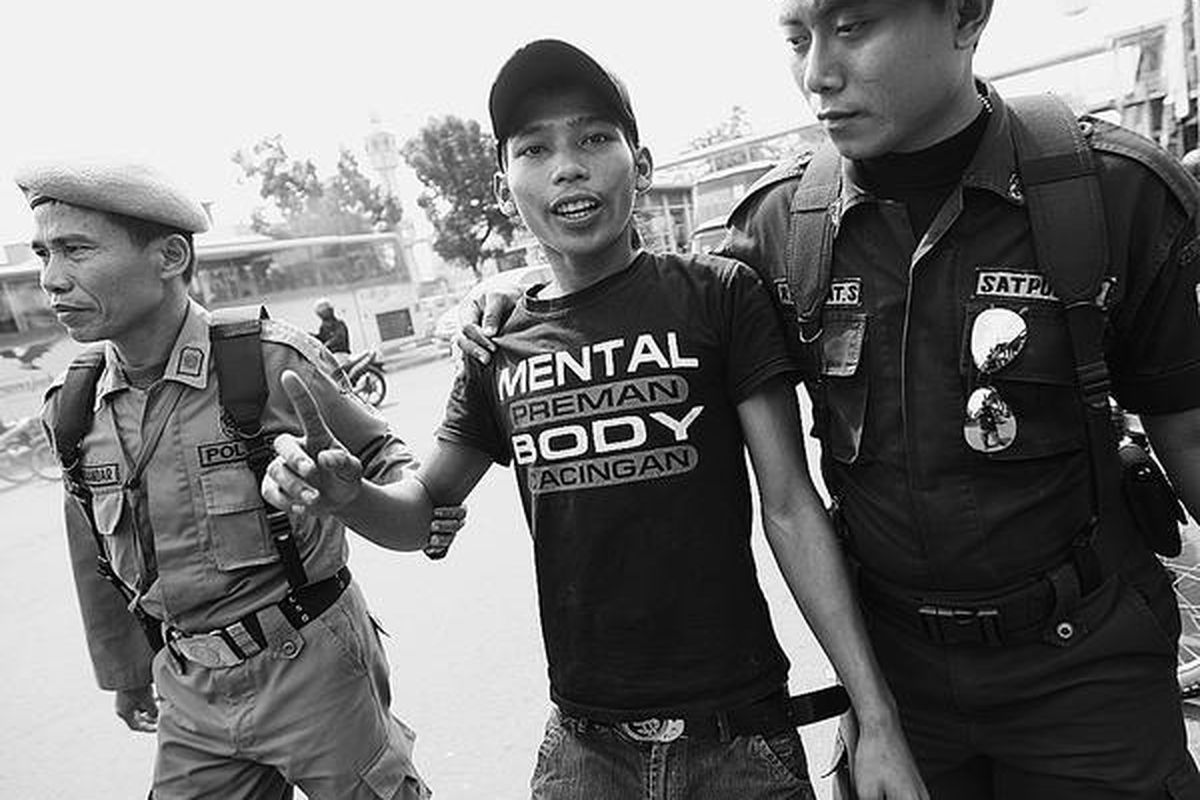 Anggota Satpol PP Jakarta Pusat mengamankan warga tanpa kartu identitas, pengamen, dan pedagang asongan di dalam bus pada operasi preman di kawasan Galur, Jakarta Pusat, Senin (14/6). Operasi itu bertujuan menciptakan kenyamanan bagi penumpang angkutan umum.