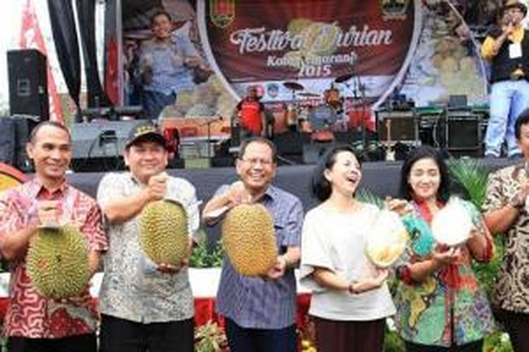 Asisten Administrasi Pembangunan, Ekonomi dan Kesra, Dra Ayu Entis bersama muspida, DPRD menunjukkan durian unggulan Kota Semarang setelah membuka Festival Durian Kota Semarang 2015 di lapangan Jatisari Kecamatan Mijen, Semarang, Jawa Tengah, Sabtu (8/3/2015).