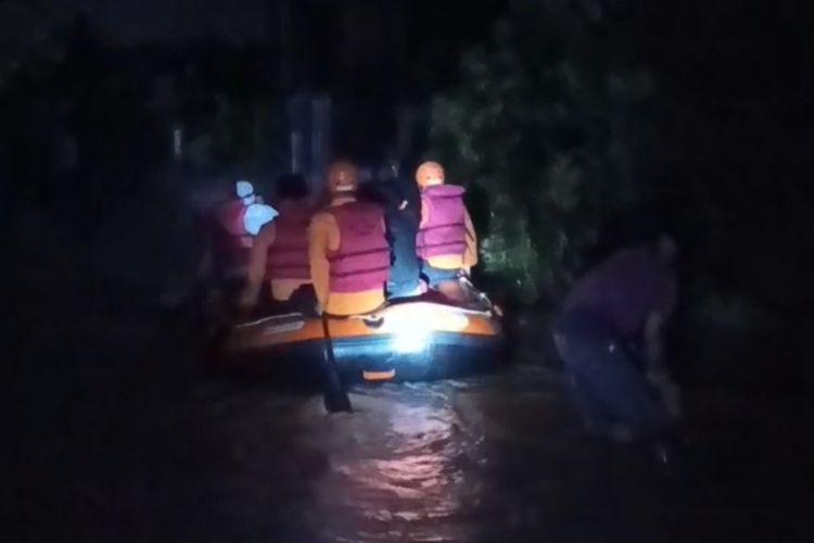 Tim BPBD menggunakan perahu karet sedang menyusuri pemukimam warga yang terendam banjir di wilayah Kecamatan Cileungsi, Kabupaten Bogor. Dok BPBD