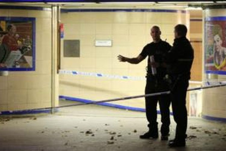 Kepolisian London selidiki kasus penusukan yang terjadi di sebuah stasiun kereta bawah tanah, Minggu (6/12/2015).