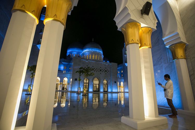Warga berdiri di area Masjid Raya Syeikh Zayed, Solo, Jawa Tengah, Selasa (28/2/2023). Masjid Raya hadiah dari Presiden Uni Emirat Arab (UEA) Mohammed bin Zayed (MBZ) kepada Presiden Joko Widodo tersebut sudah dibuka untuk umum.