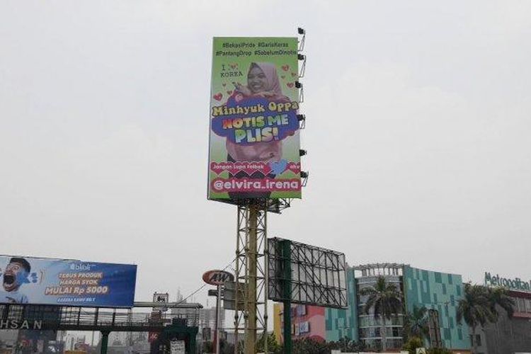 Reklame wanita pecinta korea di Jalan Jenderal Ahmad Yani Bekasi. 