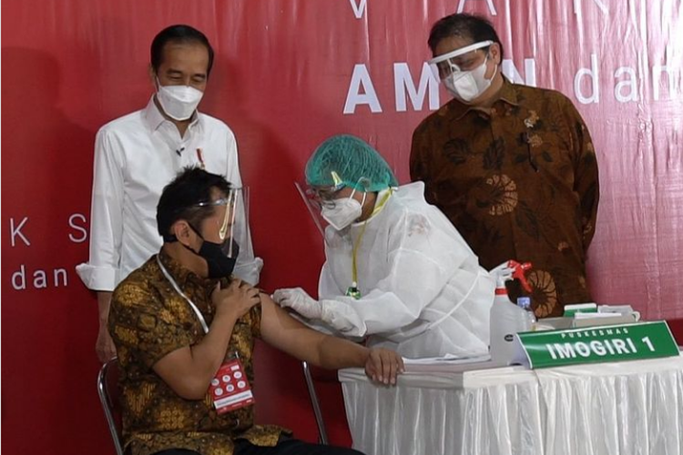 Sutradara Hanung Bramantyo menjalani vaksin Covid-19 dengan disaksikan Presiden Joko Widodo.