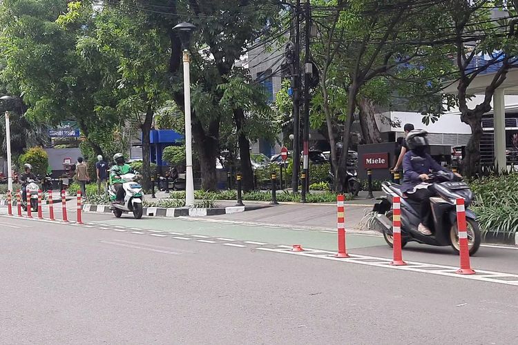 Stick cone jalur sepeda permanen di Jalan HOS Cokroaminoto, Menteng, Jakarta Pusat, banyak yang copot. Pantauan di lokasi, Senin (24/10/2022) siang, sejumlah stick cone juga bengkok dan pecah. Beberapa sepeda motor yang melawan arah juga melewati jalur sepeda permanen tersebut.