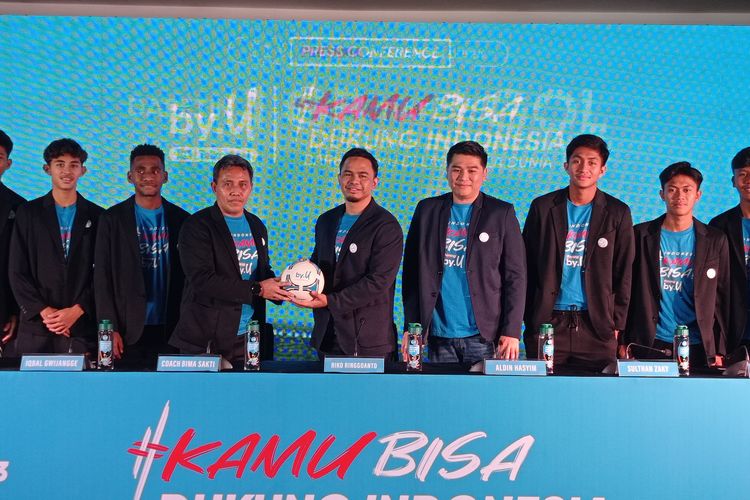 Bima Sakti dan Pemain Timnas U17 Indonesia menghadiri acara konferensi pers bersama by.U menjelang Piala Dunia U17 2023, Hotel Le Meridien, Jakarta, Rabu (1/11/2023).