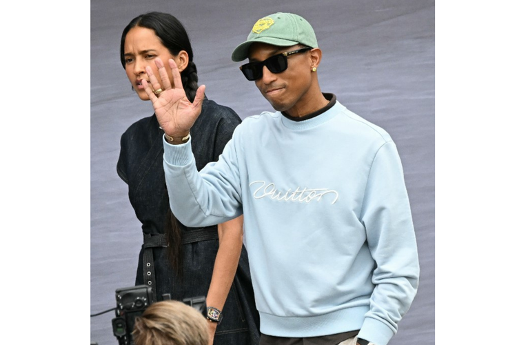 Rapper dan desainer Pharell Williams dan istri, Helen Lasichanh hadir di fashion show koleksi Dior Men untuk musim semi/musim panas 2026 saat Paris Fashion Week, Jumat (27/6/2025), di Perancis.