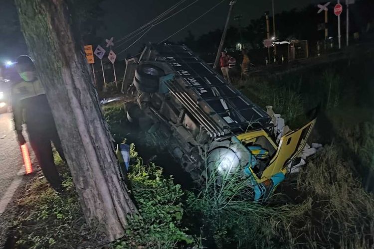 Kondisi truk yang terlibat kecelakaan di Jalan Raya Surabaya-Nganjuk, di Desa Kedungsuko, Nganjuk, Kamis (24/3/2022) malam