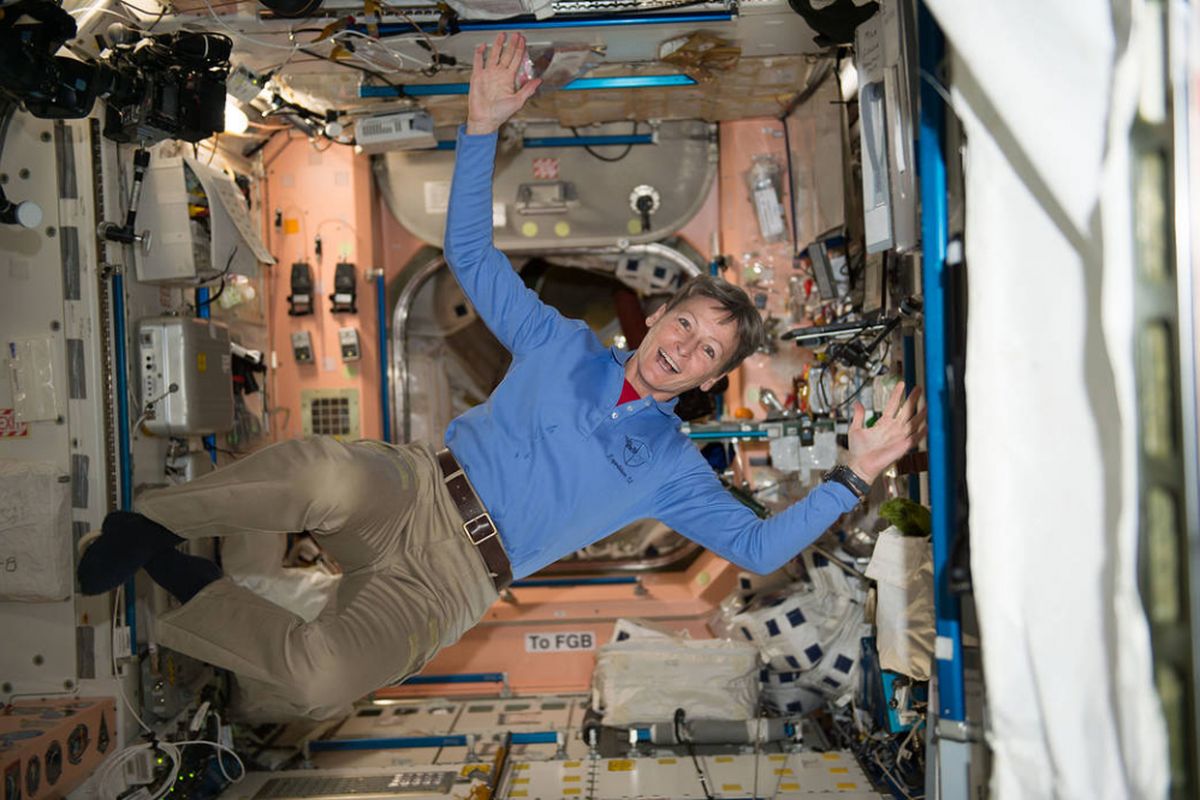 Peggy Whitson, astronot NASA yang hidup di antariksa selama 665 hari.