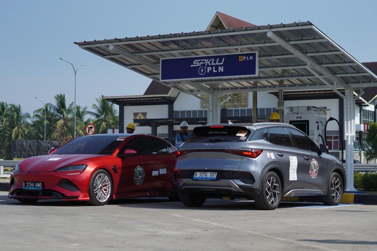 Balada Elektrifikasi, Ketika Antrean Cas Mobil Listrik Berujung Adu Jotos