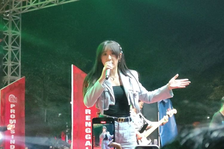 Happy Asmara tampil dalam acara pesta rakyat Di Trenggalek Jawa Timur, Rabu (30/08/2023)