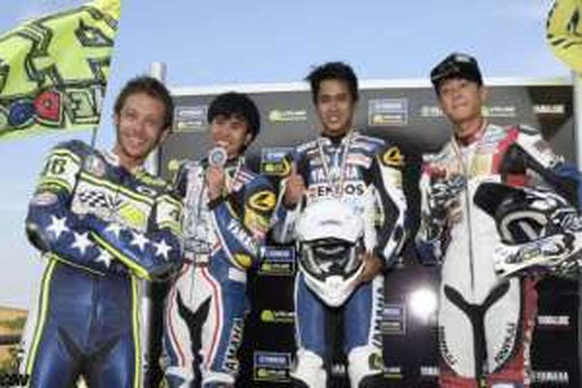 Galang Hendra Pratama (ketiga dari kiri) didapuk sebagai juara untuk pertama kalinya di Yamaha VR46 Master Camp.