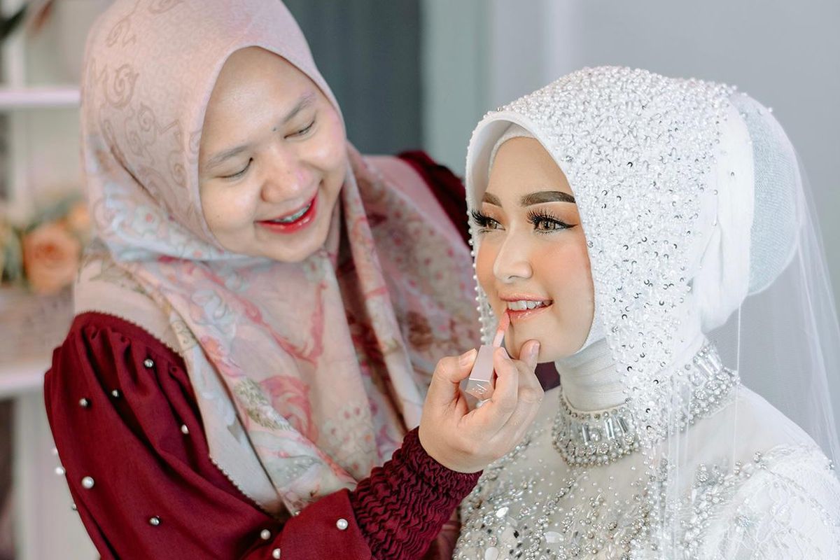 Restika, makeup artist asal Lampung saat merias calon mempelai perempuan yang menggunakan jasanya.