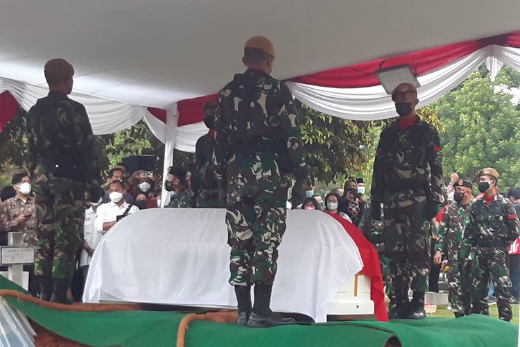 Anggota Dewan Parwakilan Daerah (DPD) Sabam Sirait dimakamkan di Taman Makam Pahlawan (TMP) Kalibata, Jakarta Selatan, Minggu (3/10/2021).