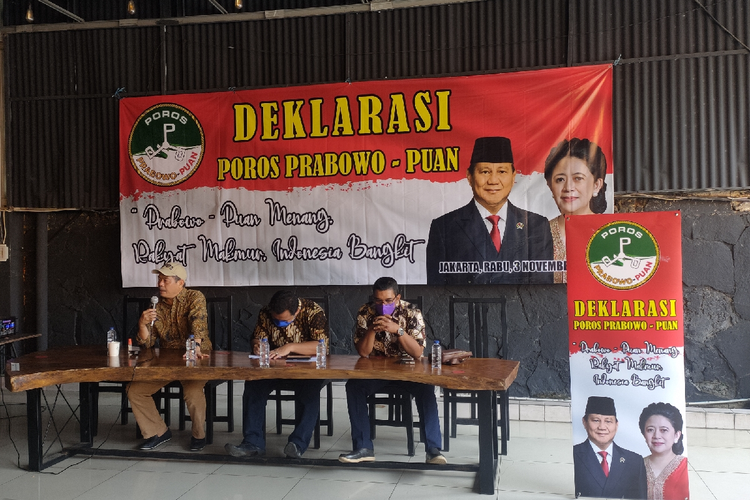 Sejumlah relawan mendeklarasikan Prabowo Subianto-Puan Maharani sebagai calon presiden dan calon wakil presiden untuk Pilpres 2024 di kawasan Matraman, Jakarta Timur, Rabu (3/11/2021).