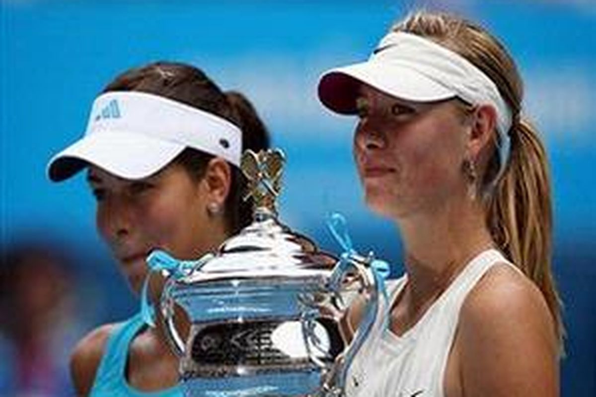 Maria Sharapova (kanan) juara Australia Terbuka 2006 setelah menaklukkan Ana Ivanovic