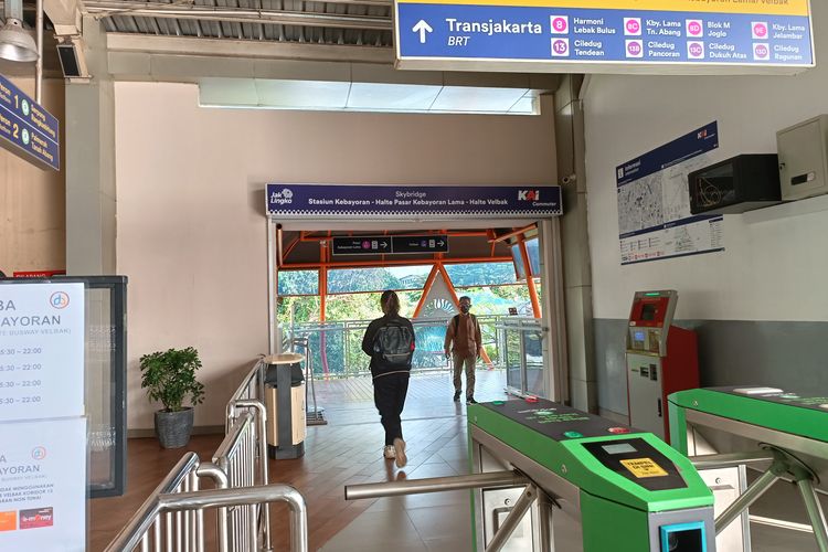 Saat keluar dari Stasiun Kebayoran, pengguna moda transportasi KRL atau Transjakarta akan langsung disuguhi keindahan Skywalk Kebayoran Lama, Selasa (24/1/2023). 