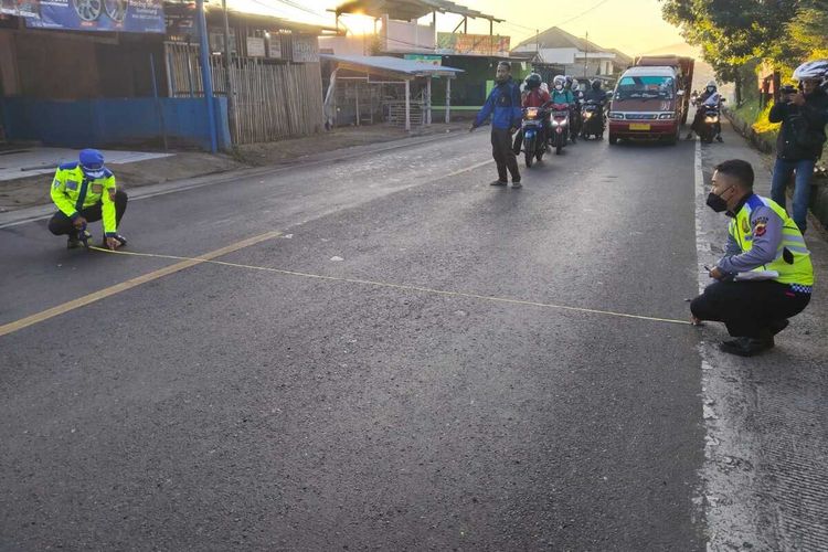 Lokasi kecelakaan maut di Jalan Raya Bandung-Cirebon, tepatnya di Tanjungsari, Sumedang, Jawa Barat yang menewaskan tiga orang, Kamis (20/7/2023). 